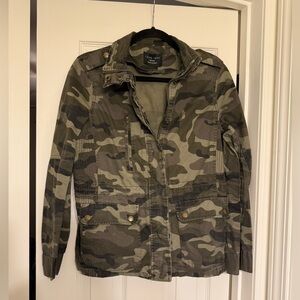 Love tree green camo jacket size m